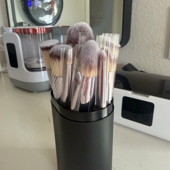Other - Professional 18 Piece Makeup Brush Set with Black Holder (New)